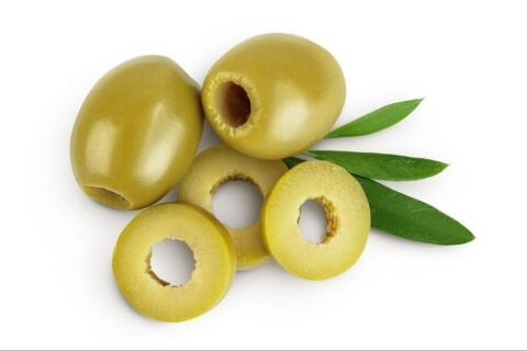 Geschnittene grüne Oliven