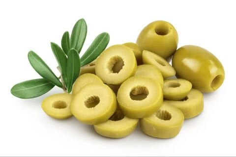 Geschnittene grüne Oliven