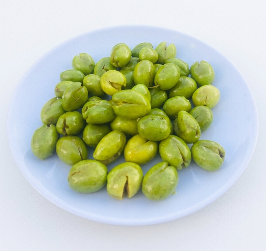 Geknackte grüne Oliven