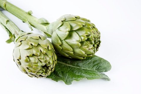 Alcachofas sin pelar con hojas