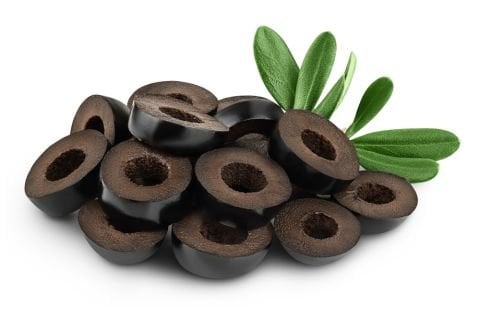 Нарезанные черные оливки